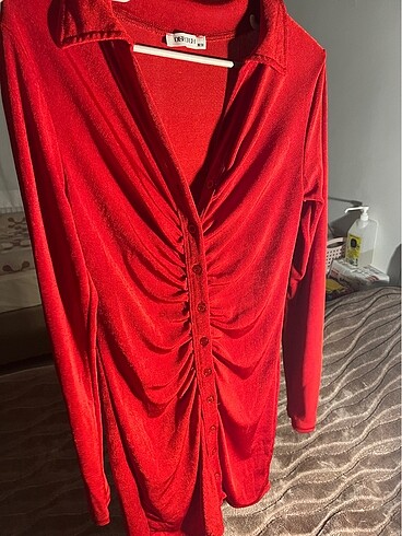 Kırmızı düğmeli mini elbise