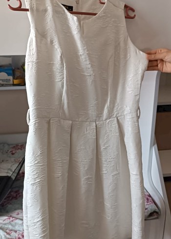 Beyaz V Yaka Pilili Midi Elbise