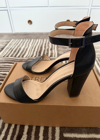 Klasik Siyah Tokalı Topuklu Kadın Ayakkabı - Görsel 4