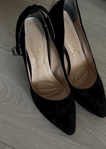Siyah Süet Kemerli Stiletto