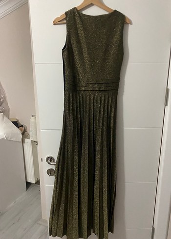 Parlak Altın Renkli Pilili Uzun Abiye Elbise - Görsel 2