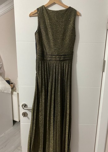 Parlak Altın Renkli Pilili Uzun Abiye Elbise - Görsel 3