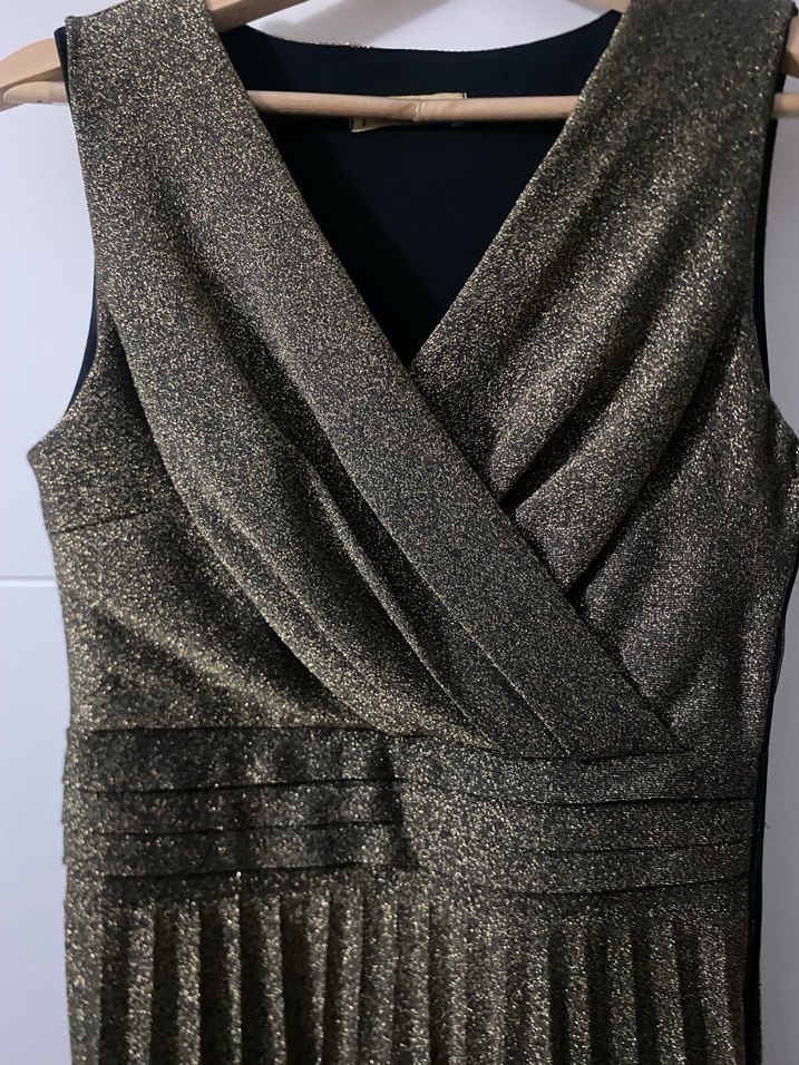 Parlak Altın Renkli Pilili Uzun Abiye Elbise - Görsel 4