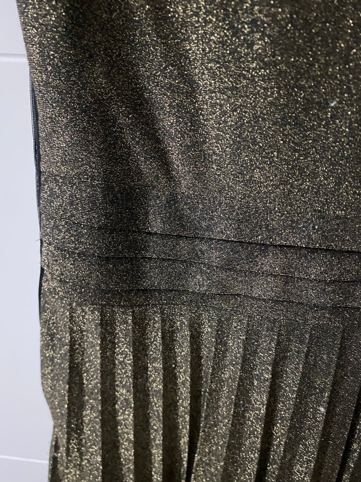 Parlak Altın Renkli Pilili Uzun Abiye Elbise - Görsel 5