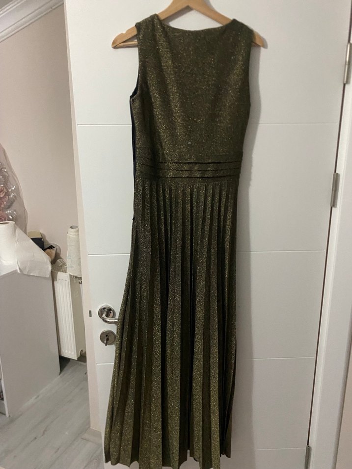 Parlak Altın Renkli Pilili Uzun Abiye Elbise - Görsel 2