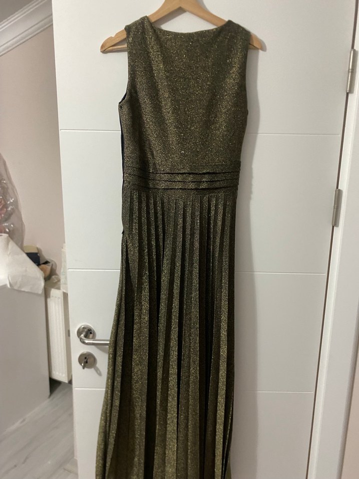 Parlak Altın Renkli Pilili Uzun Abiye Elbise - Görsel 3