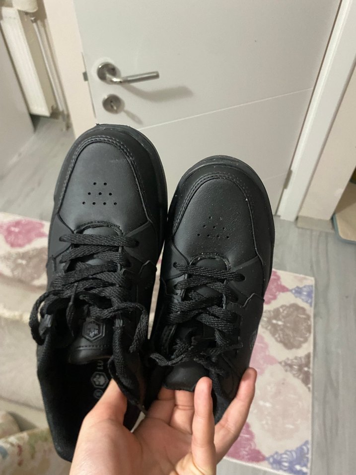 Siyah Yılan Desenli Bağcıklı Kadın Spor Ayakkabı - Görsel 2