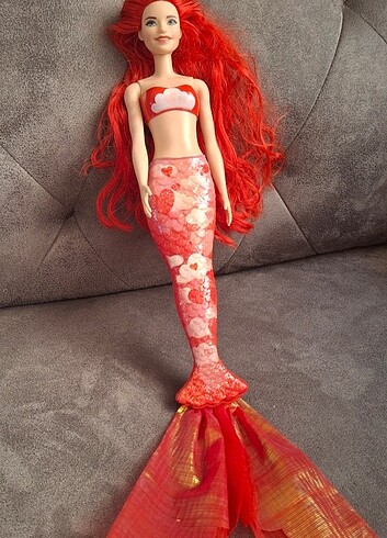 Barbie color reveal bebekler kırmızı deniz kızı