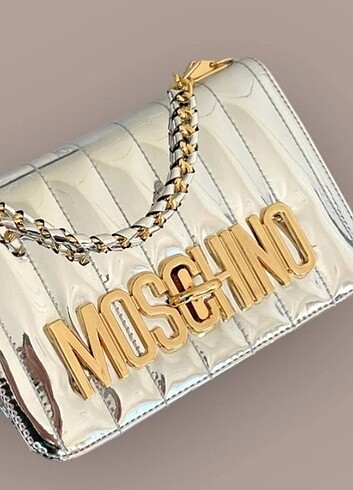 Moschino canta