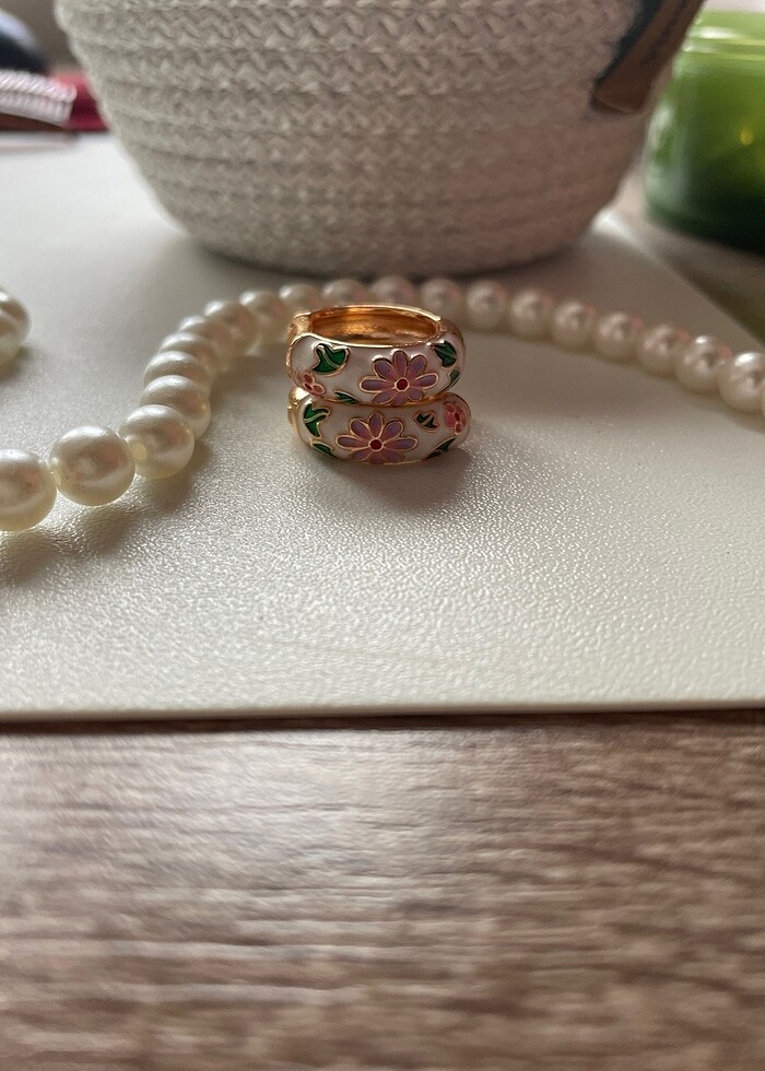 Kadın çiçekli halka küpe - Görsel 3