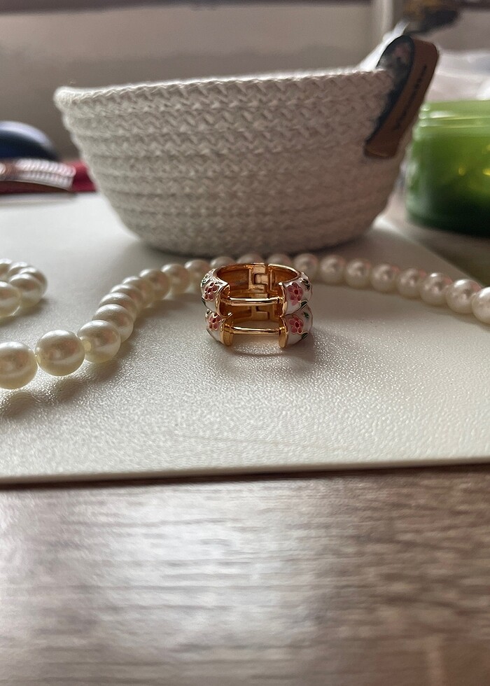 Kadın çiçekli halka küpe - Görsel 4