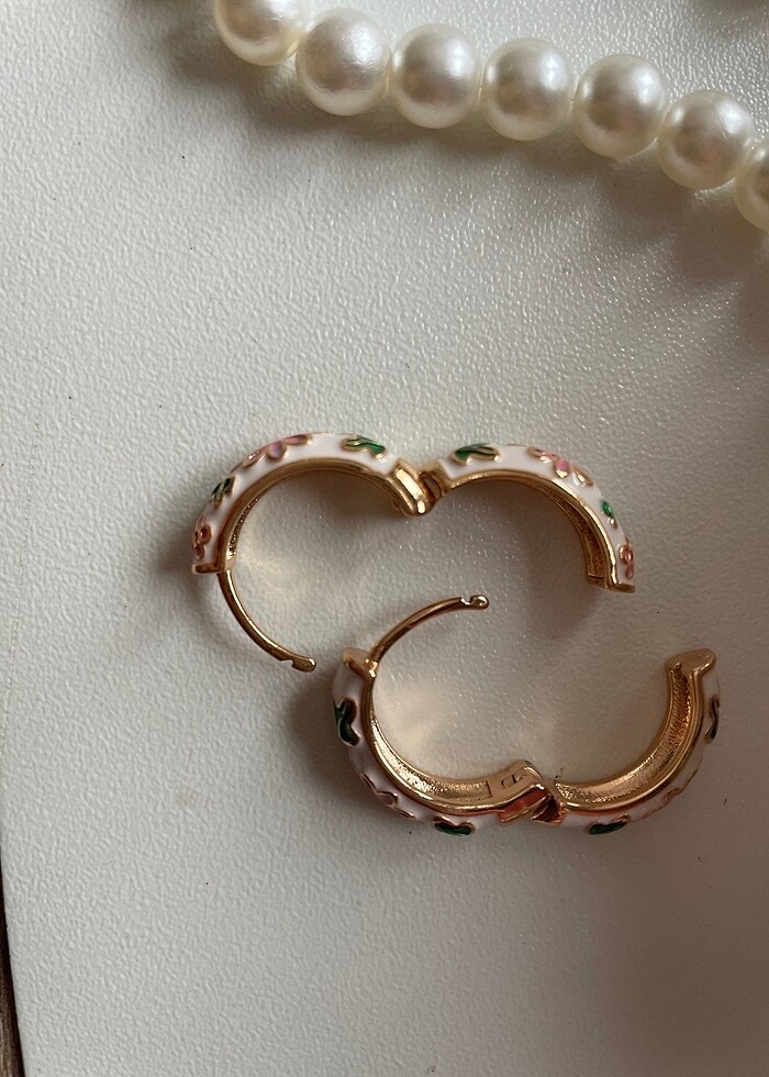 Kadın çiçekli halka küpe - Görsel 5