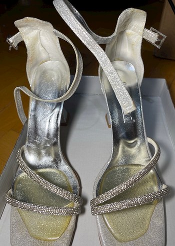 Gümüş Taş Detaylı Bilekten Bağlamalı Abiye Ayakkabı - Görsel 4