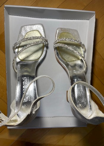 Gümüş Taş Detaylı Bilekten Bağlamalı Abiye Ayakkabı - Görsel 3