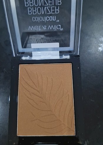 Beden Wet n Wild Coloricon Bronzer-What Shady Beaches