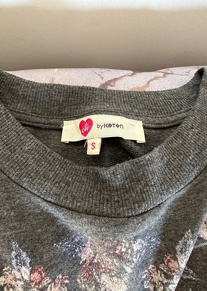 Gri çiçekli crop koton bluz - Görsel 2