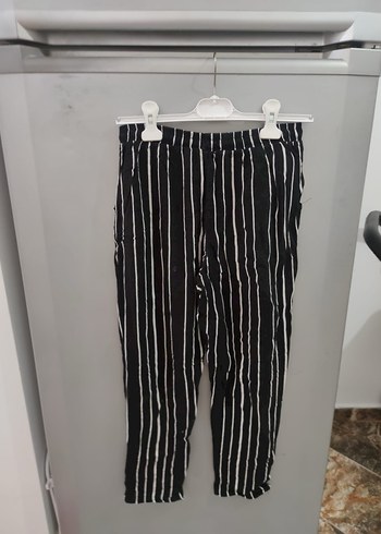 Dikey Çizgili Siyah Pilili Kadın Kumaş Pantolon