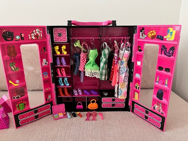 Barbie eşyalı giyisi dolabı