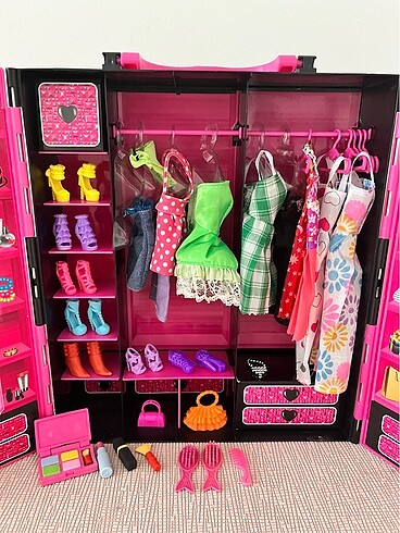 Beden Barbie eşyalı giyisi dolabı