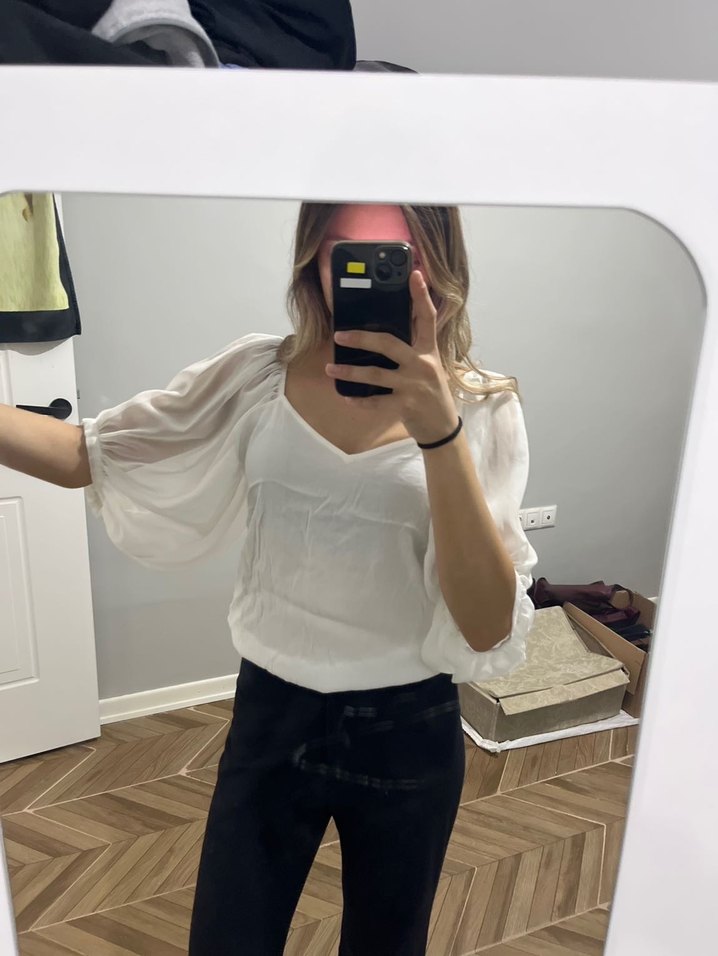 BEYAZ KOLLARI TÜY DETAYLI BLUZ - Görsel 2