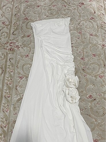 beyaz straplez gül detay elbise - Görsel 5