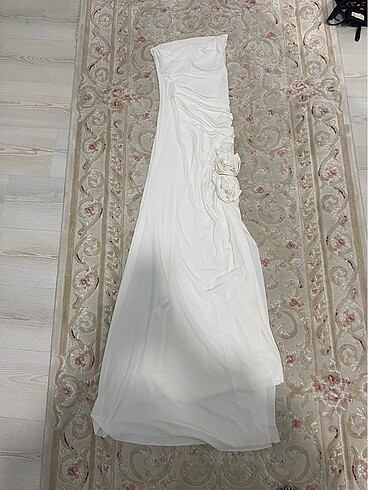 beyaz straplez gül detay elbise - Görsel 6