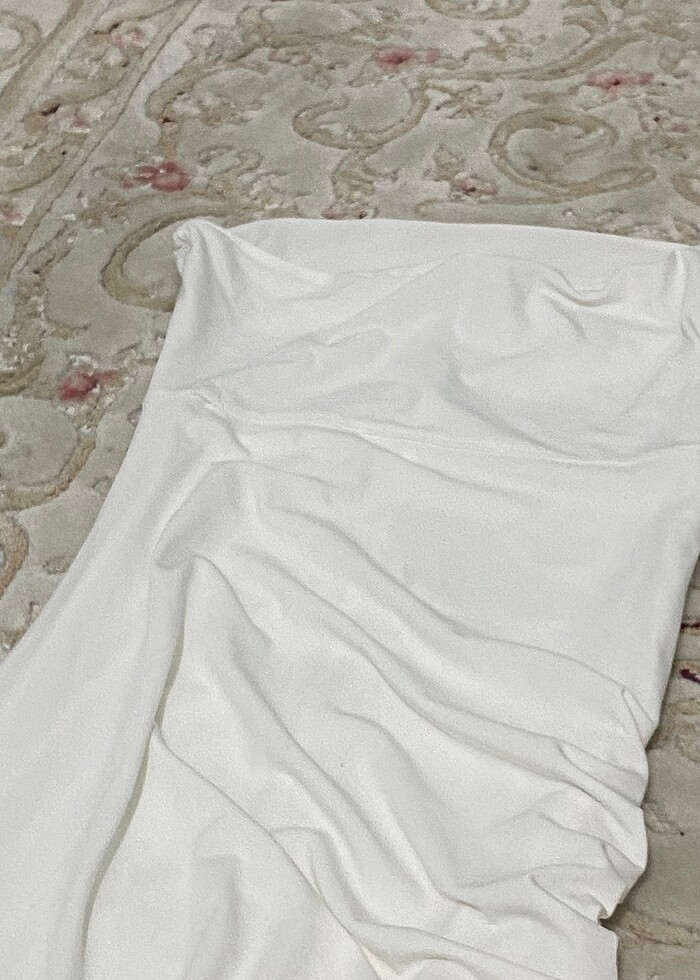 beyaz straplez gül detay elbise - Görsel 2