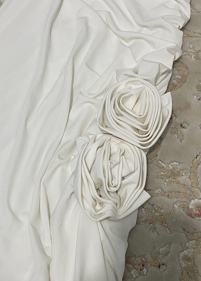 beyaz straplez gül detay elbise - Görsel 3