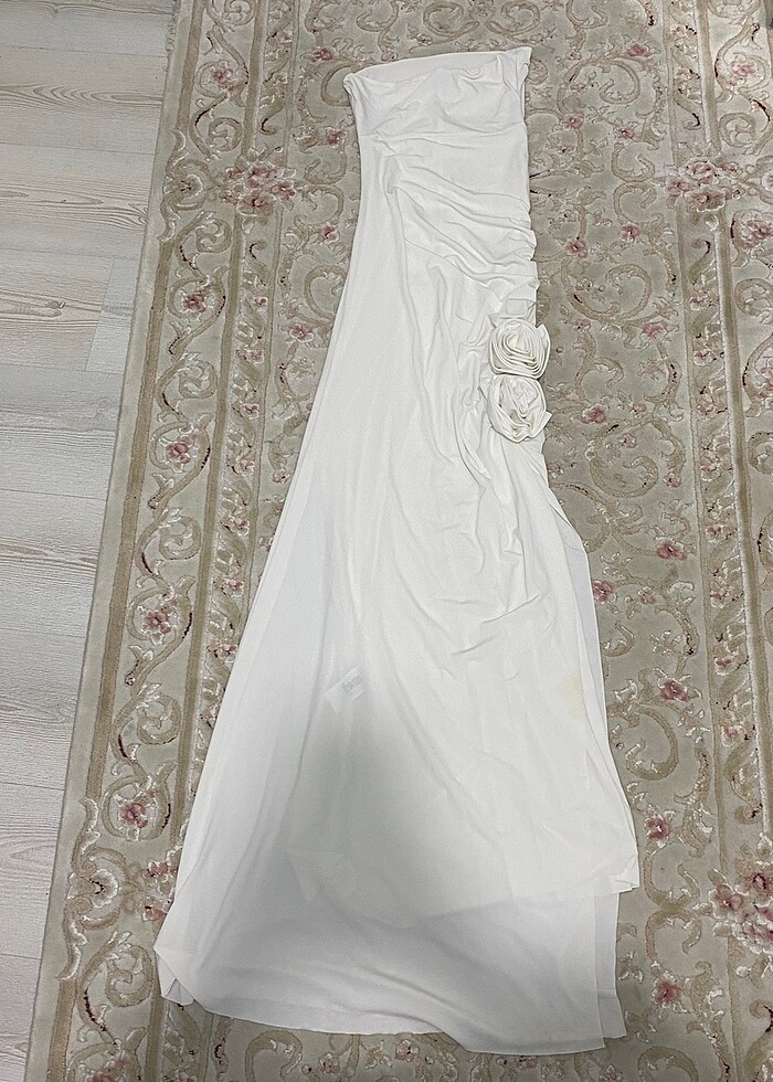 beyaz straplez gül detay elbise - Görsel 4