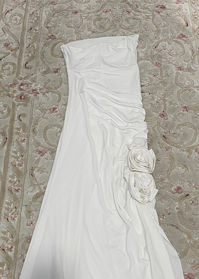 beyaz straplez gül detay elbise - Görsel 5