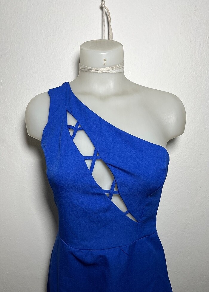 Tek omuz göğüs dekolteli elbise - Görsel 4