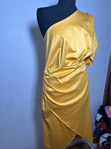 Tek omuz saten elbise - Görsel 3