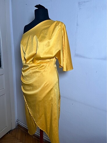 Tek omuz saten elbise - Görsel 2