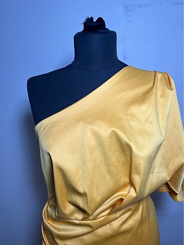 Tek omuz saten elbise - Görsel 4