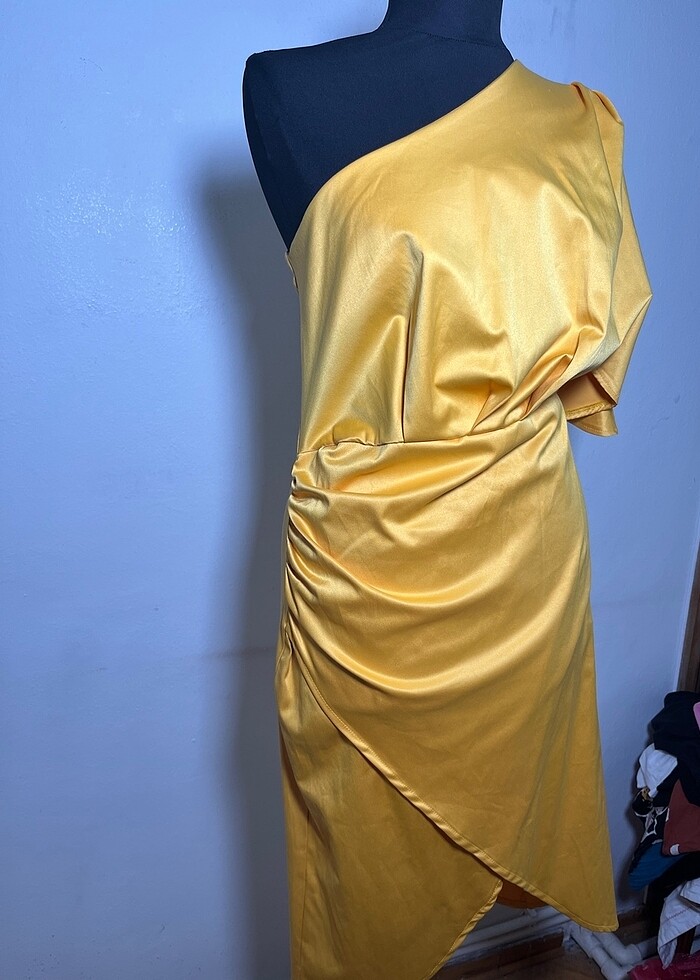 Tek omuz saten elbise - Görsel 3
