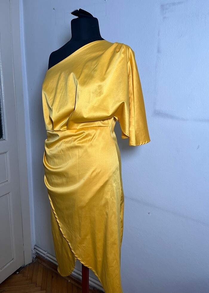 Tek omuz saten elbise - Görsel 2