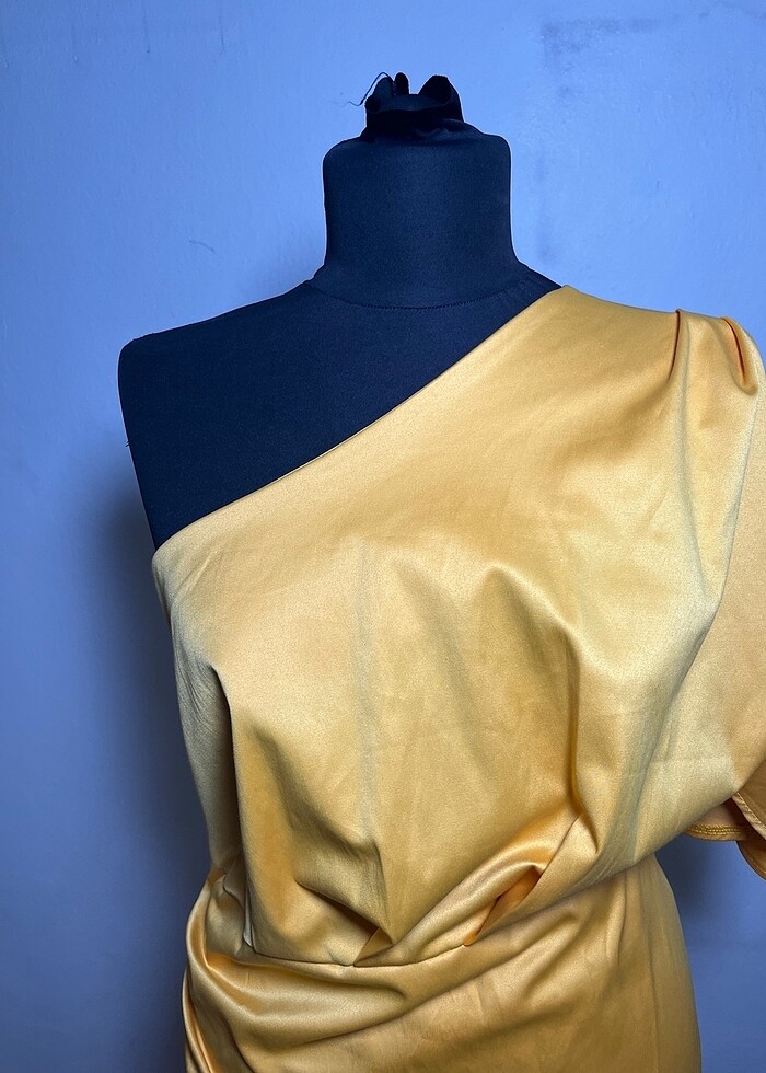 Tek omuz saten elbise - Görsel 4