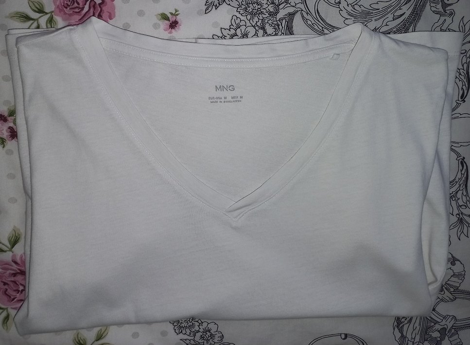 Beyaz V Yaka Kadın Tişört - Görsel 3