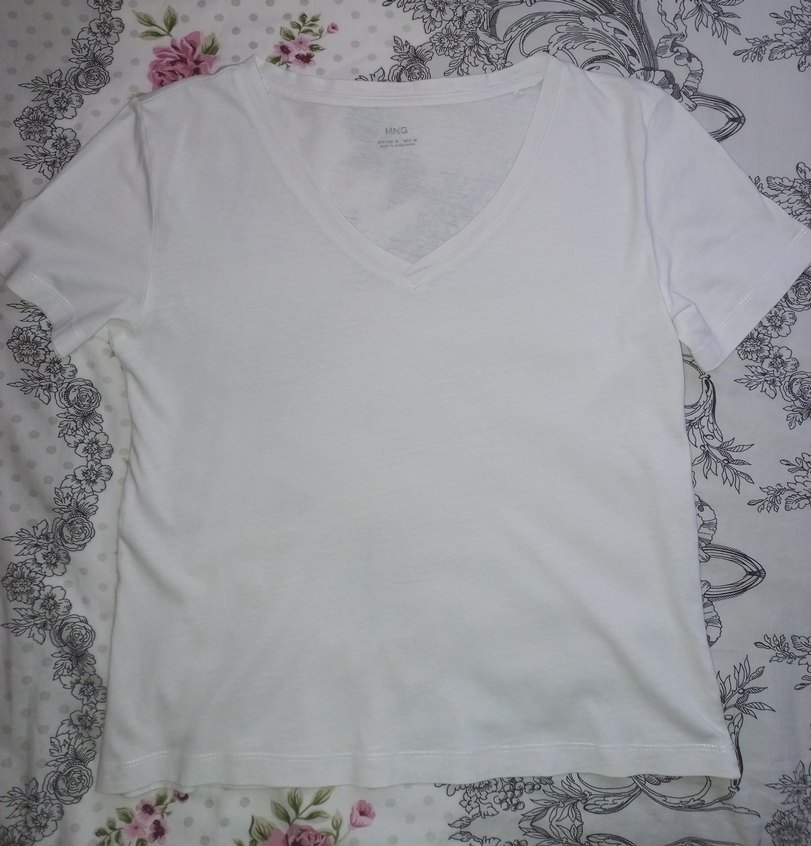 Beyaz V Yaka Kadın Tişört - Görsel 4