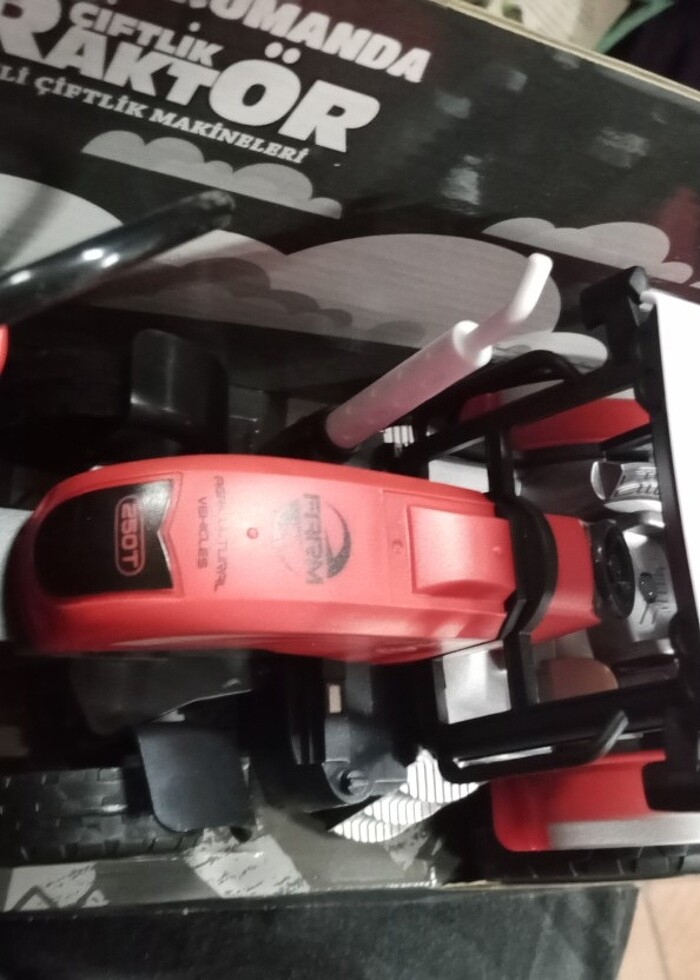 Uzaktan kumandalı pilli traktör - Görsel 4