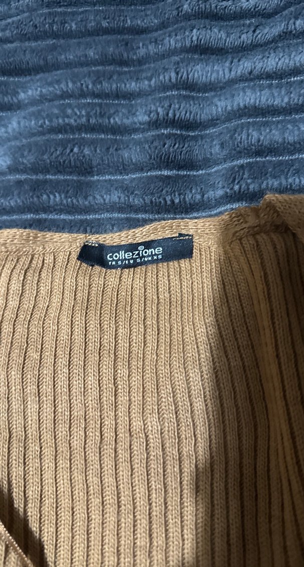 Bej V Yaka Düğmeli Kadın Hırka - Görsel 3