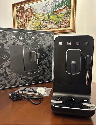 Smeg Tam Otomatik Kahve Makinesi