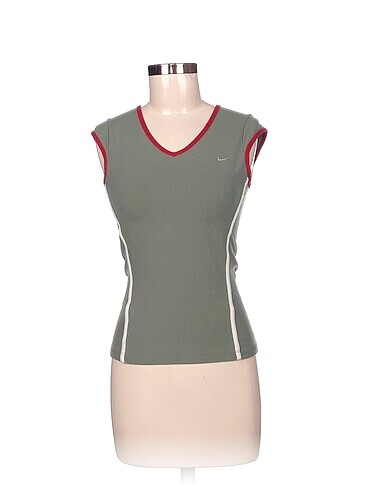 Nike T-shirt %70 İndirimli.