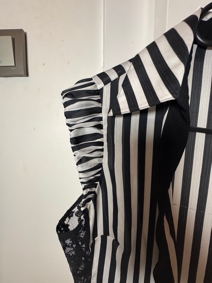 Düğmeli Siyah-Beyaz Zebra Desenli Kolsuz Gömlek - Görsel 4