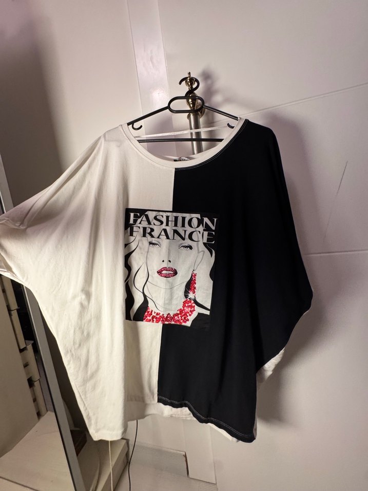 Asimetrik Kesim Baskılı Pamuklu Tişört - Görsel 4