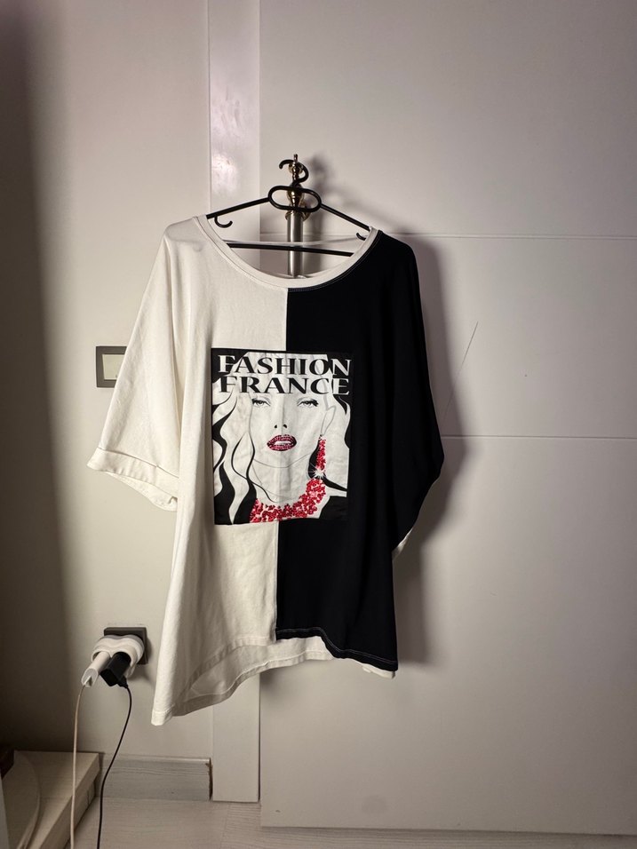 Asimetrik Kesim Baskılı Pamuklu Tişört - Görsel 2