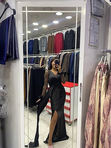 Diğer Siyah Saten Kolları taş detaylı gece elbisesi