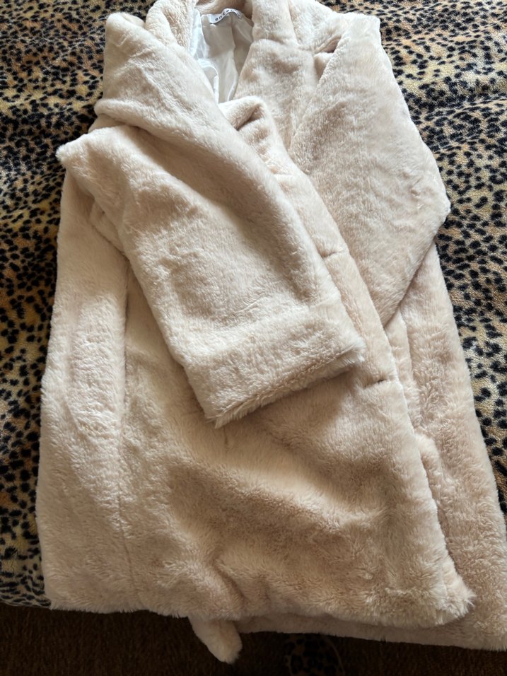 Beyaz Kadın Peluş Kaban - Görsel 4