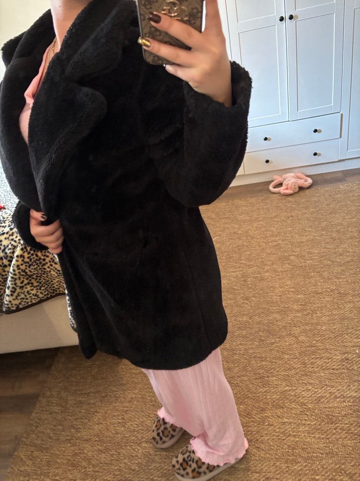 Uzun Kollu siyah Kadın Peluş Kaban - Görsel 4