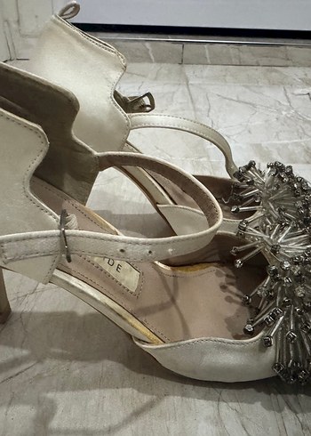 Lutvelizade Tokalı Beyaz Stiletto Kadın Abiye Ayakkabı - Görsel 3